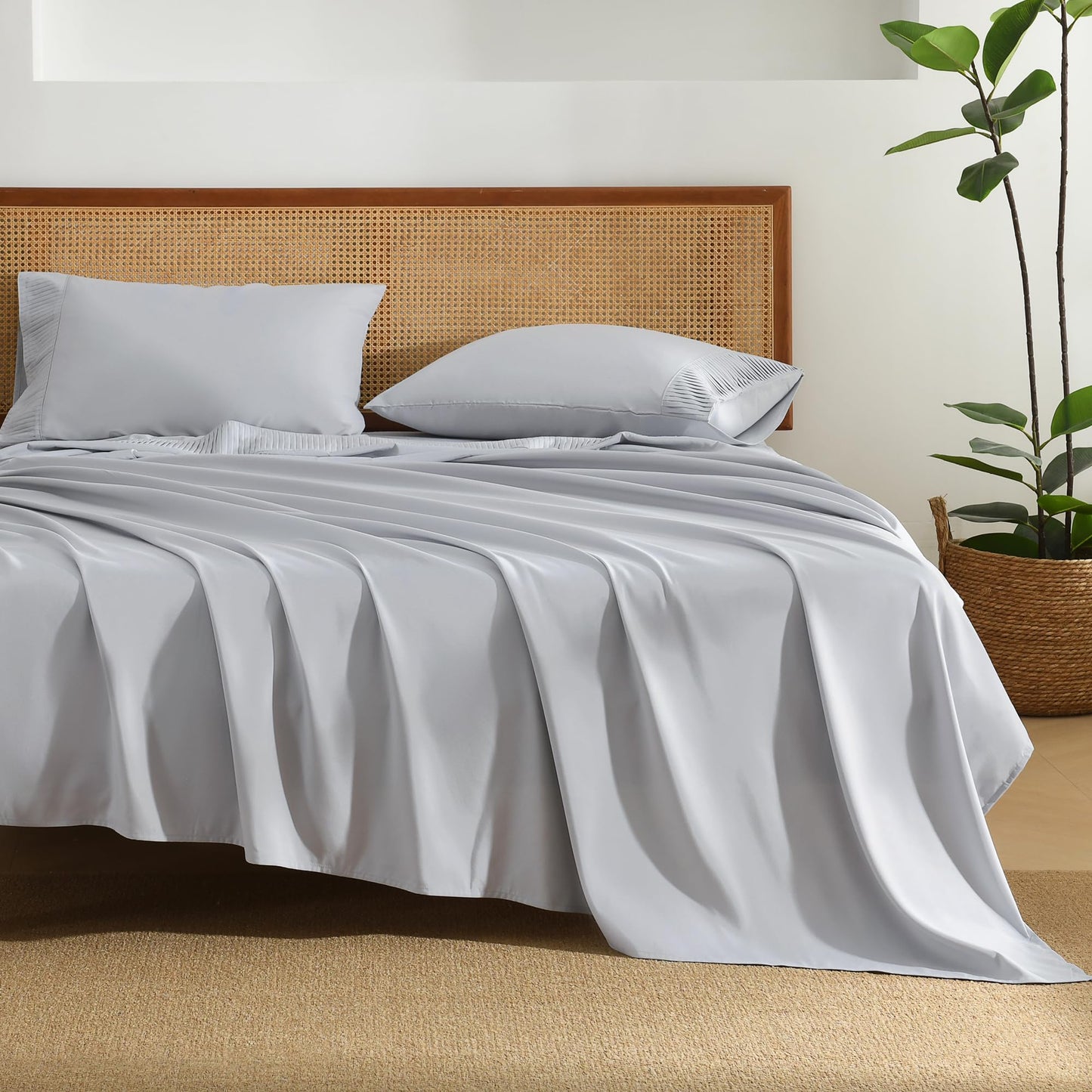 Microfiber Queen Sheet, Deep Pocket Up to 16", Hotel Luxury Breathable & Cooling Bed Sheet Set