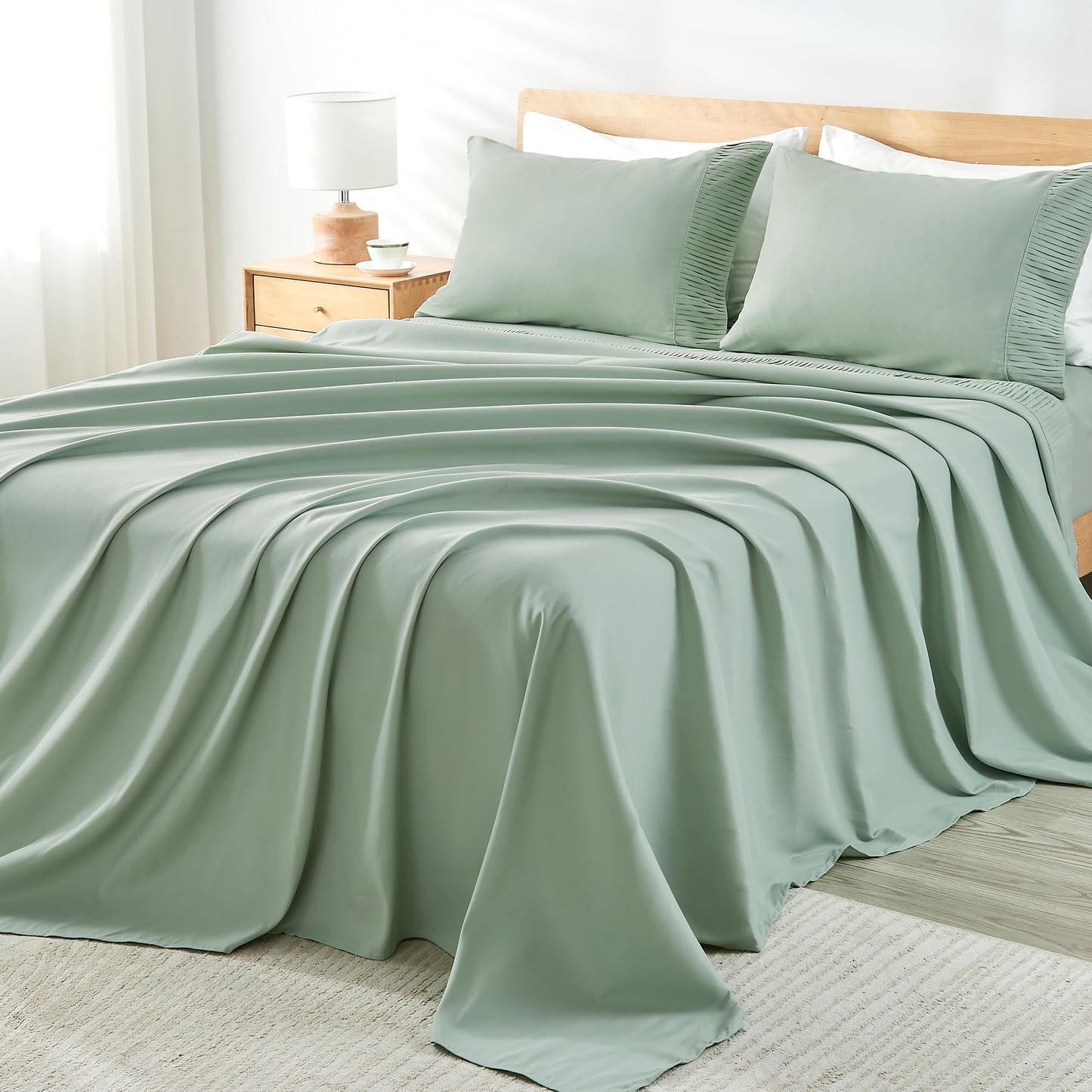 Microfiber Queen Sheet, Deep Pocket Up to 16", Hotel Luxury Breathable & Cooling Bed Sheet Set