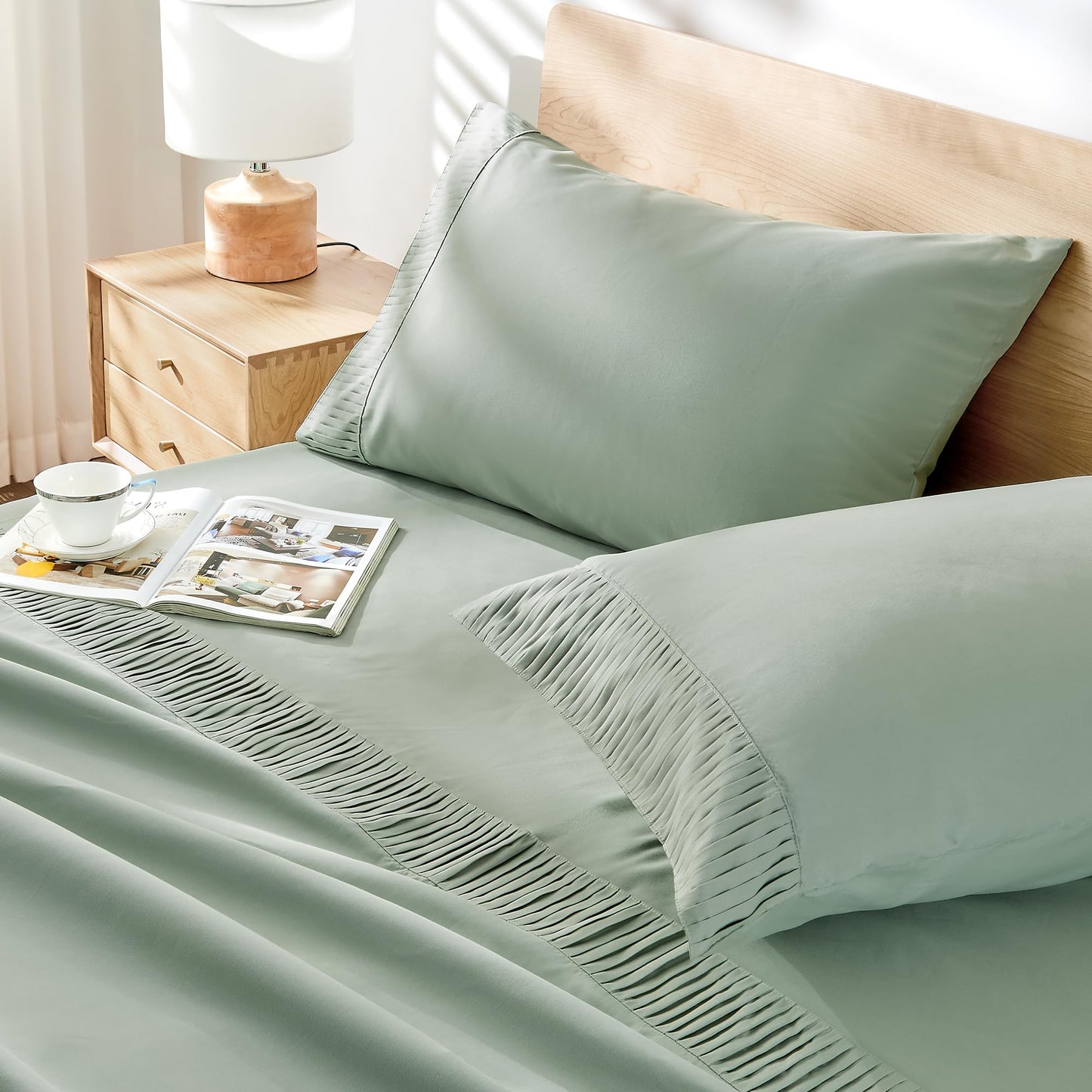 Microfiber Queen Sheet, Deep Pocket Up to 16", Hotel Luxury Breathable & Cooling Bed Sheet Set