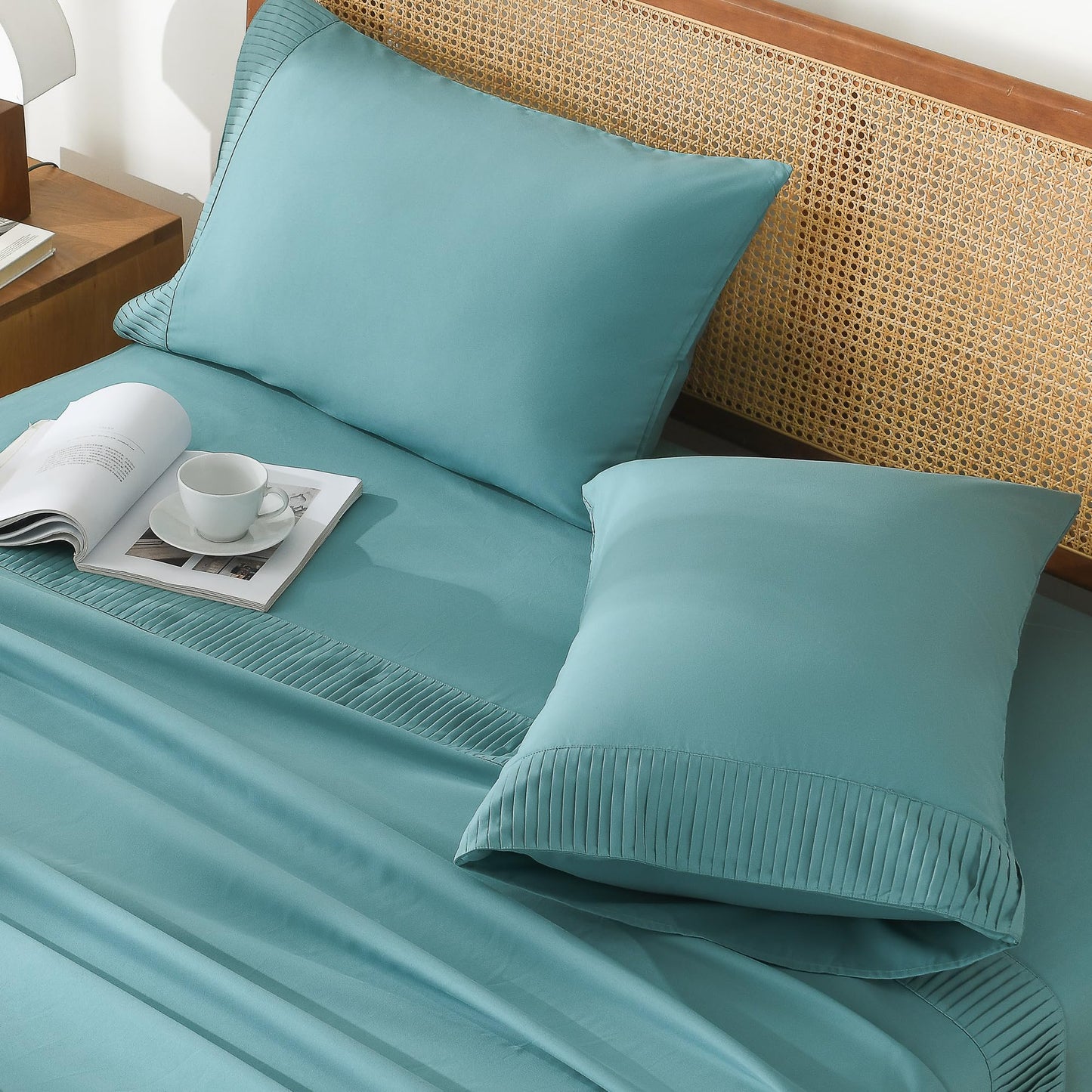 Microfiber Queen Sheet, Deep Pocket Up to 16", Hotel Luxury Breathable & Cooling Bed Sheet Set